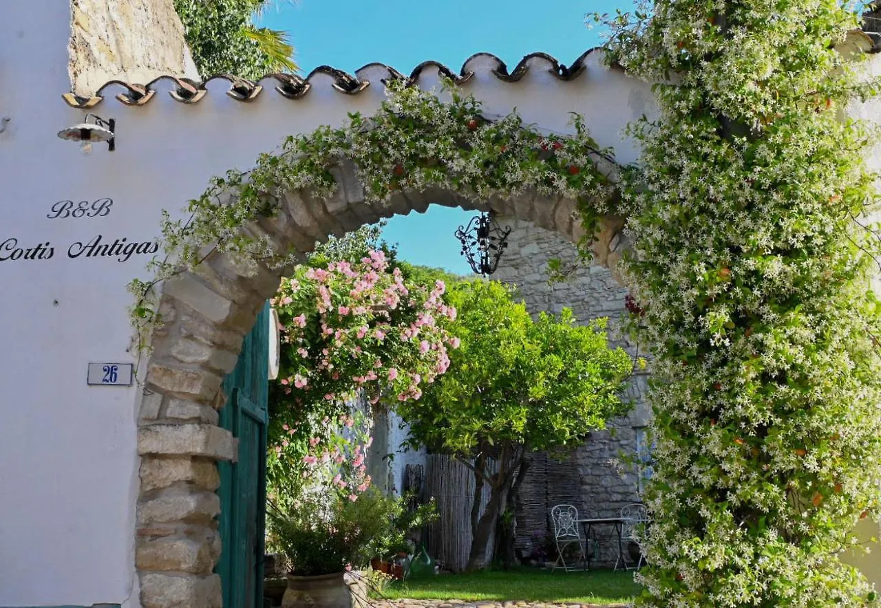 Cortis Antigas Bed & Breakfast Gesturi